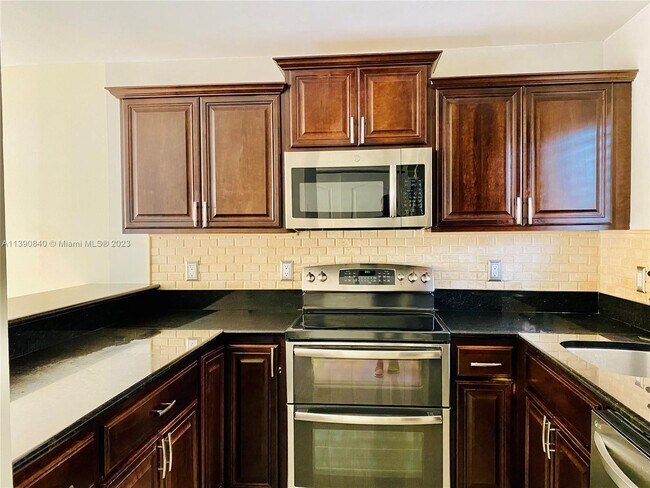 Building Photo - 6225 SW Kendale Lakes Cir