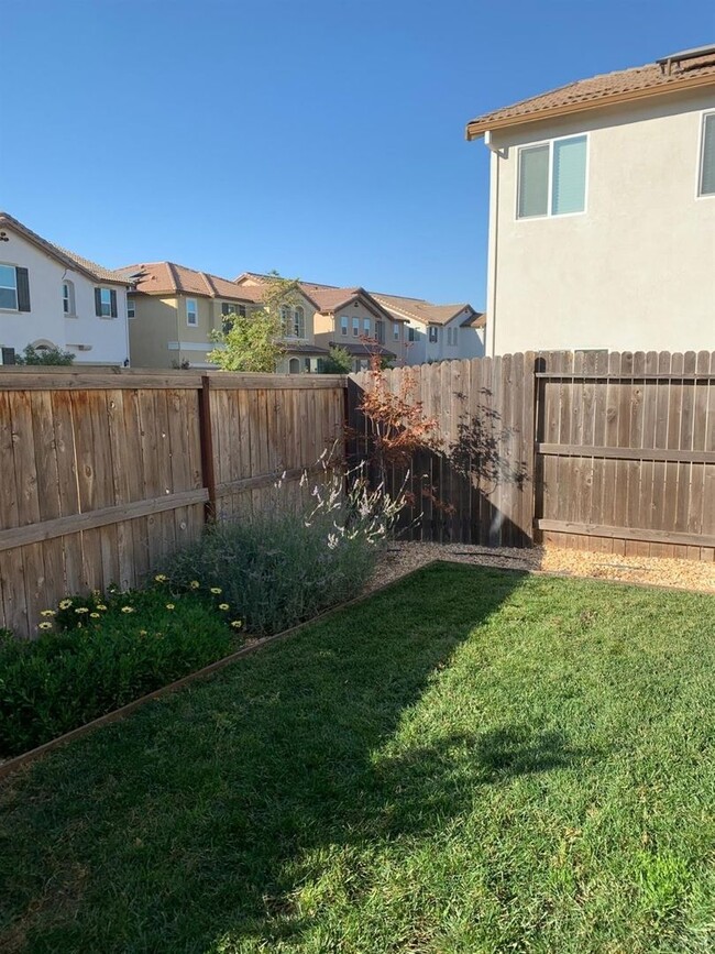 Building Photo - 3 Bedroom 3 Bathroom Home in North Natomas