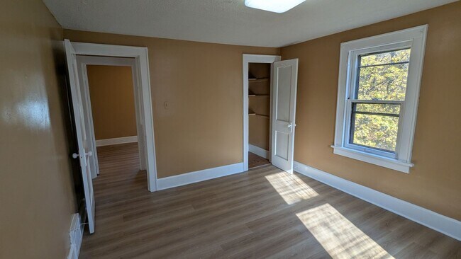 Building Photo - A charming 3-bedroom, 1.5-bathroom home located in the vibrant city of Akron