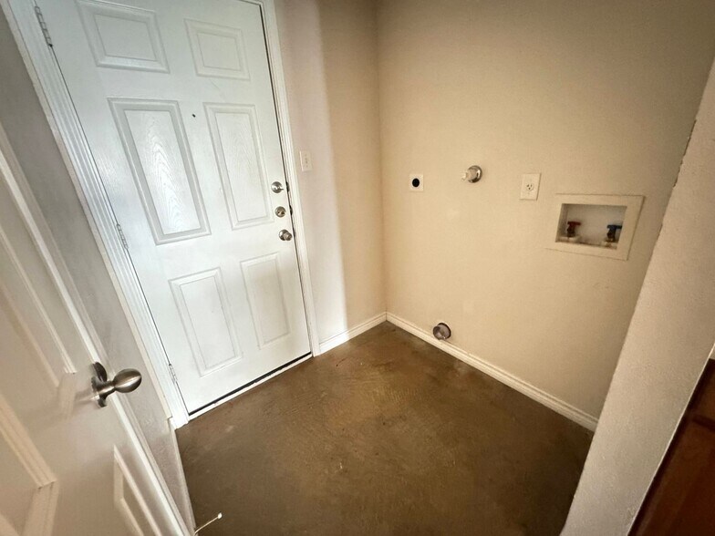Building Photo - 4002 Cambridge Dr
