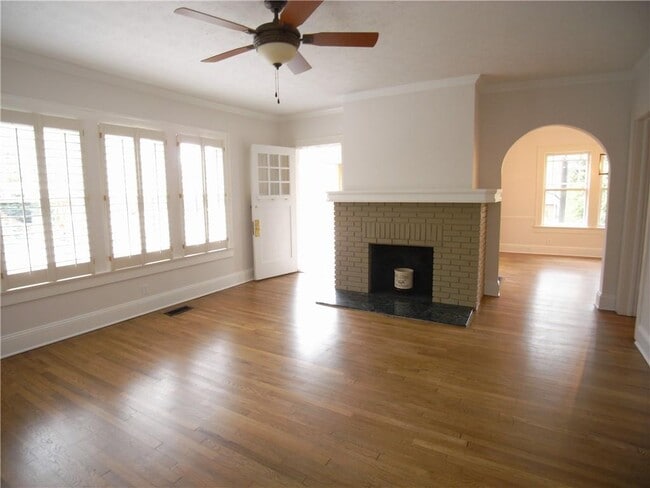 Building Photo - 1200 Stillwood Dr NE