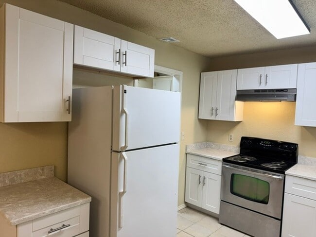 Building Photo - Beautifully updated, 3 bed 2 bath home in Moore, ready for move in! New granite, paint and fixtures!