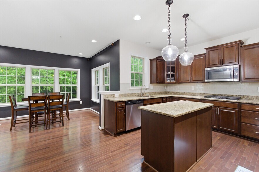 Building Photo - 7585 Holly Ridge Dr