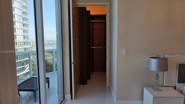 Building Photo - 15811 Collins Ave
