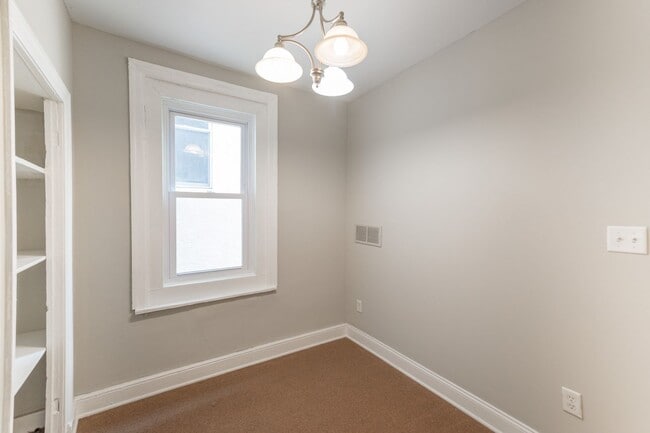 Building Photo - Three Bedroom Home in Graduate Hospital