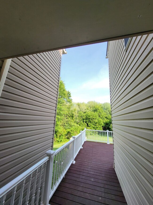 Building Photo - SPACIOUS 3-Level Townhome in Winston's Choice