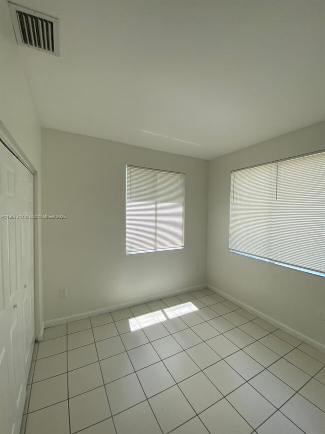 Building Photo - 1417 SE 24th Ct
