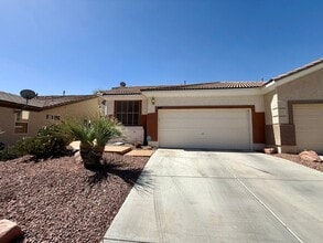 Building Photo - Charming Single-Story Townhome in Gated Southwest Community