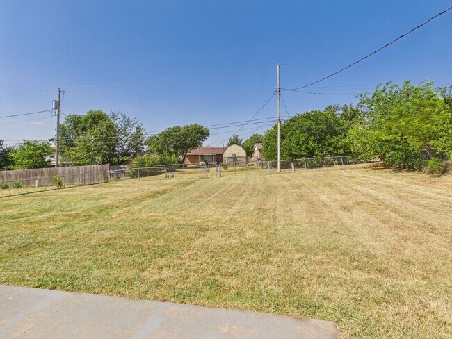 Building Photo - 324 NW Compass Dr