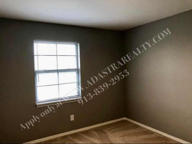 Building Photo - Beautiful 3 Bedroom Duplex in Olathe-Avail...