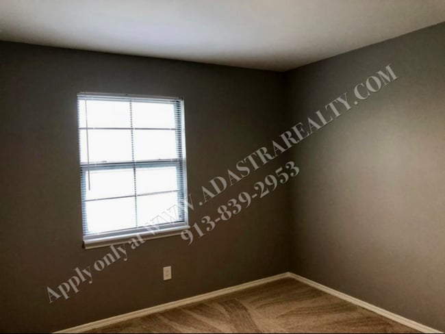 Building Photo - Beautiful 3 Bedroom Duplex in Olathe-Available NOW!!
