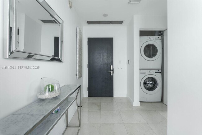 Building Photo - 900 Biscayne Blvd