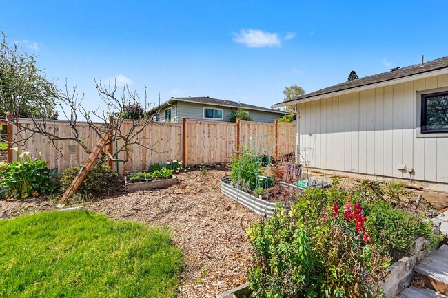 Building Photo - 4 bed, 2 bath single-level home in quiet West Salem neighborhood!