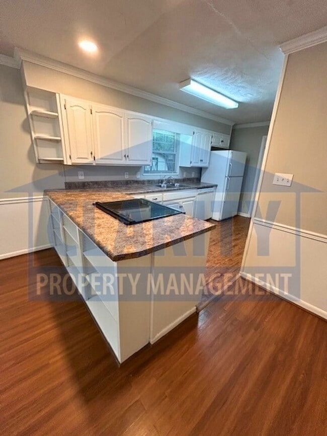 Building Photo - Centrally located, three bedroom home!