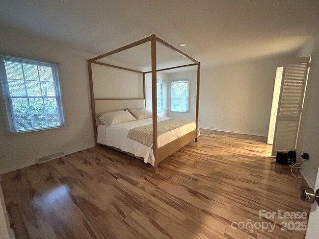 Building Photo - 10316 Whitethorn Dr