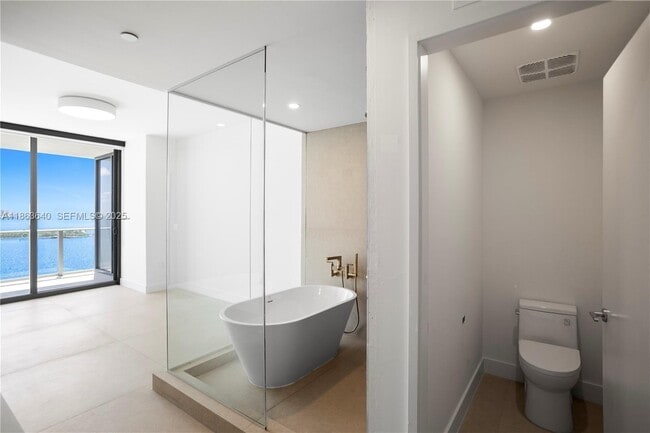 Building Photo - 700 NE 24th St