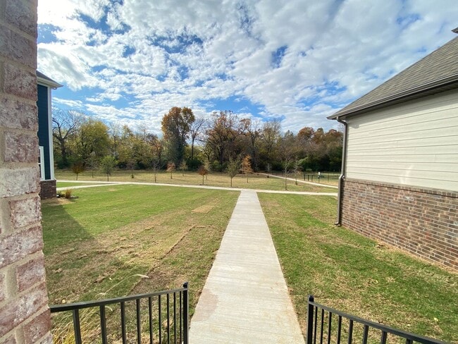 Building Photo - 2049 N Penelope Ln