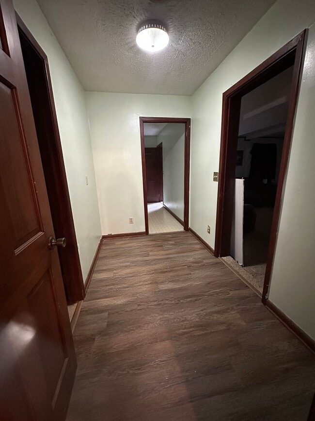 Building Photo - 6 BR 3 BA House in Colonial Hill Community