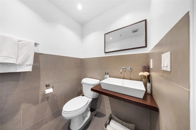 Building Photo - 601 NE 36th St