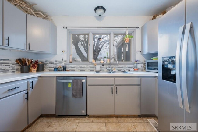 Building Photo - 5000 Pleasant View Dr