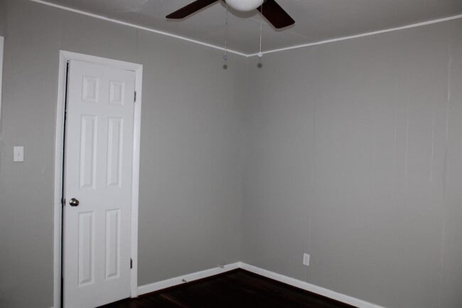 Building Photo - 305 W Lilac Ln