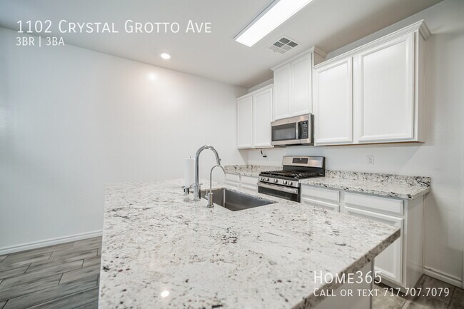 Building Photo - Stunning 3 Bed, 3 Bath Home in Thriving La...