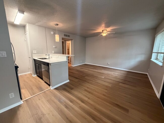 Building Photo - 1bed/1bath condo in 78704
