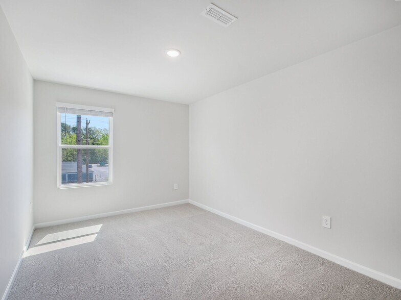 Building Photo - 702 Southland Dr