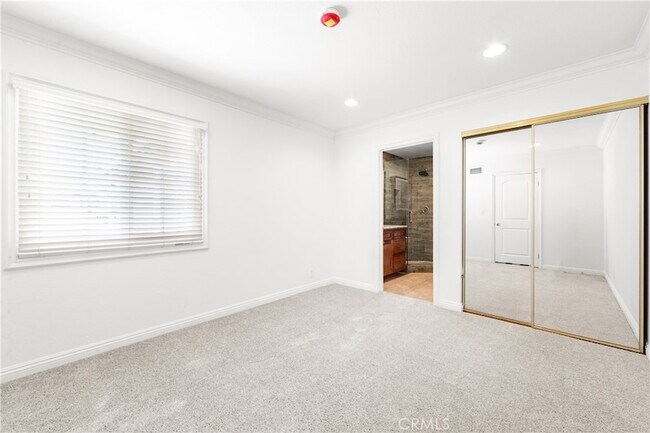Building Photo - 5892 Meadowlark Dr
