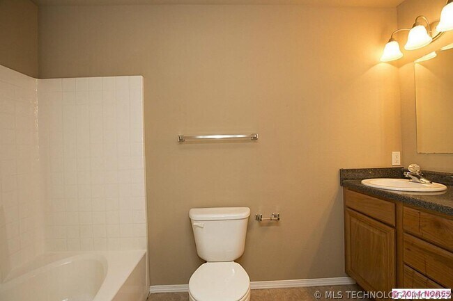 Building Photo - Beautiful 3 Bed 2 Bath Home with New Plank...