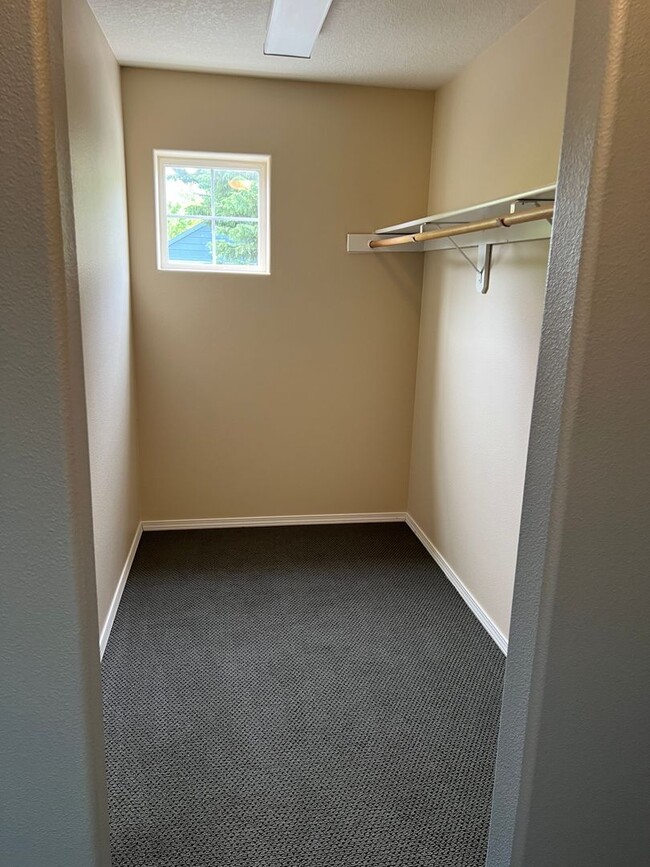 Building Photo - 2 Bed, 2 1/2 Bath townhome close to the Ri...