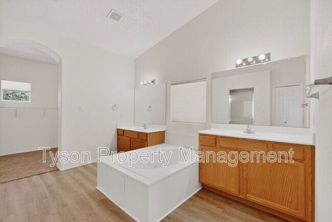 Building Photo - 1840 Bold Ruler St