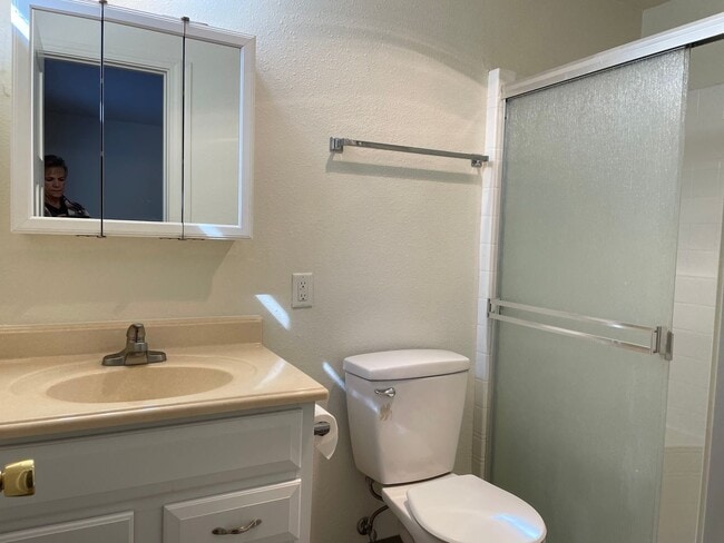 Building Photo - Newly Updated 3 Bedroom 2 Bath Home