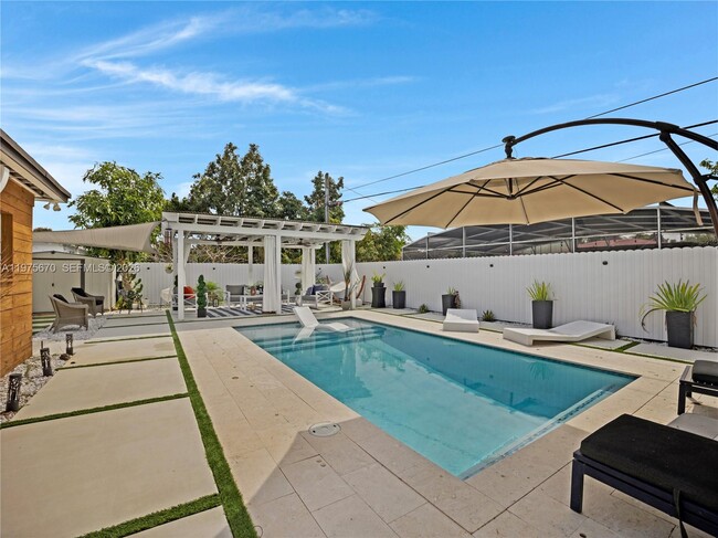 Building Photo - 920 NE 159th St