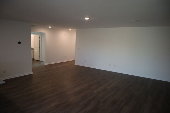 Building Photo - Great Home Great price!