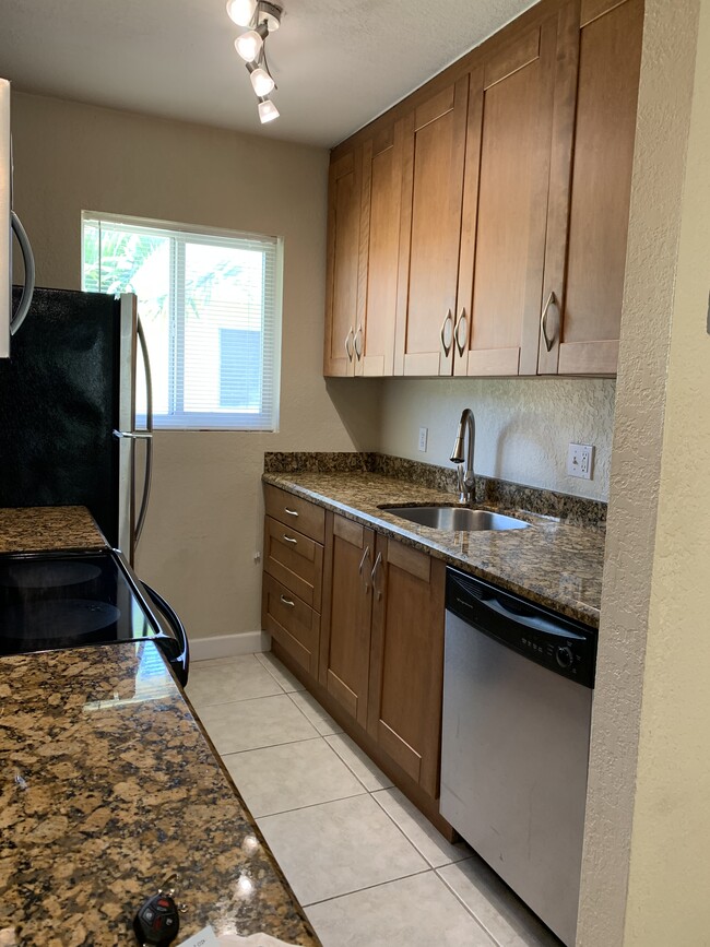 Building Photo - 2643 NE 8th Ave