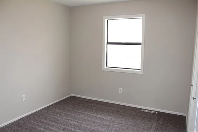 Building Photo - Spacious 3 bedroom duplex close to McConne...