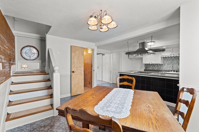 Building Photo - 611 Church St