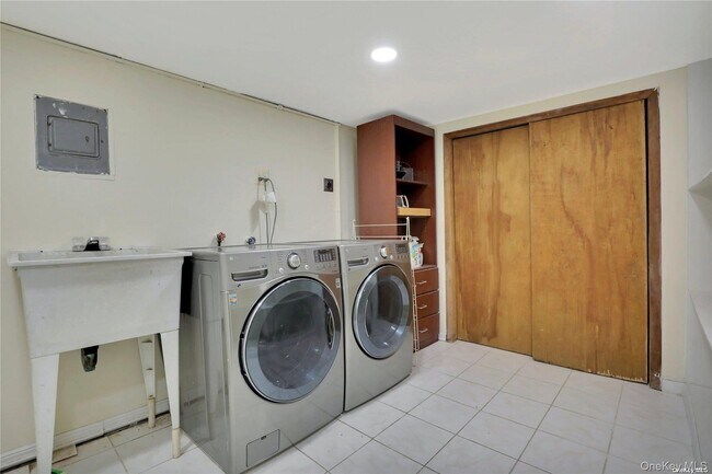 Building Photo - 260 Oak Ridge Ln