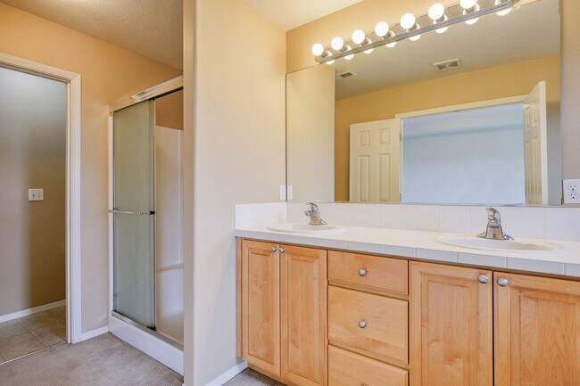 Building Photo - Spectacular 3 Bedroom, 3.5 Bathroom Townhome in Scenic Arbor Station.