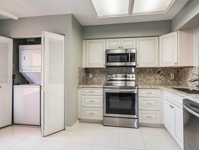 Building Photo - 14527 Bonaire Blvd