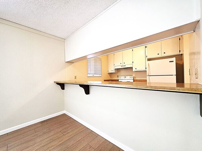 Building Photo - Beautiful, Very Large 2 Bedroom with Garage, Fireplace, Balcony & A/C Near Washoe Golf Course