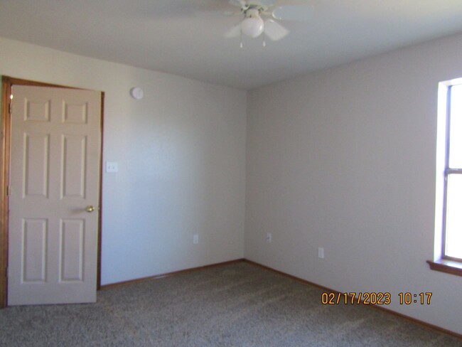 Building Photo - Crown Pointe Area!! PETS ARE NEGOTIABLE WI...