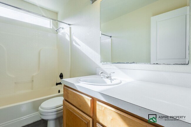 Building Photo - 3 bed 2 bath home