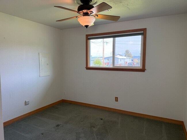 Building Photo - Harrington Lagoon Water View Home!
