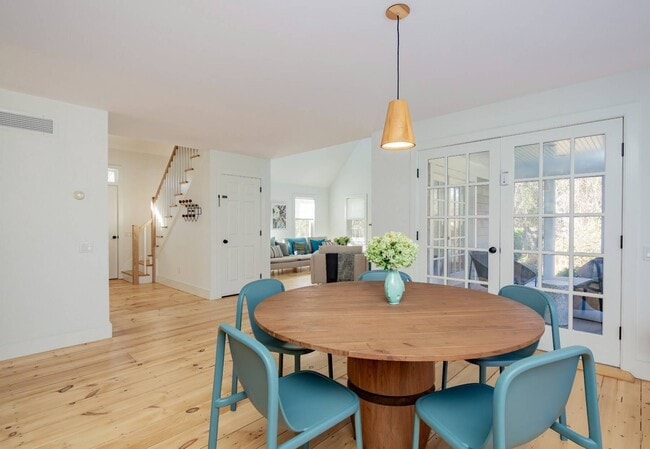 Building Photo - 212 Meadows W