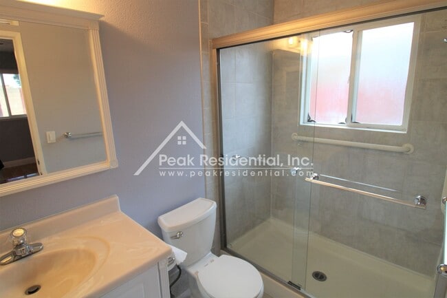 Building Photo - Cute 2bd/2ba Duplex with Garage - Walk to ...