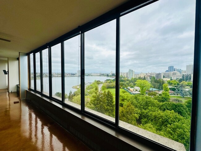 Building Photo - Luxury 12th Floor Corner 1bd/2bath w/Incredible Lake Merritt Views and a Home Office