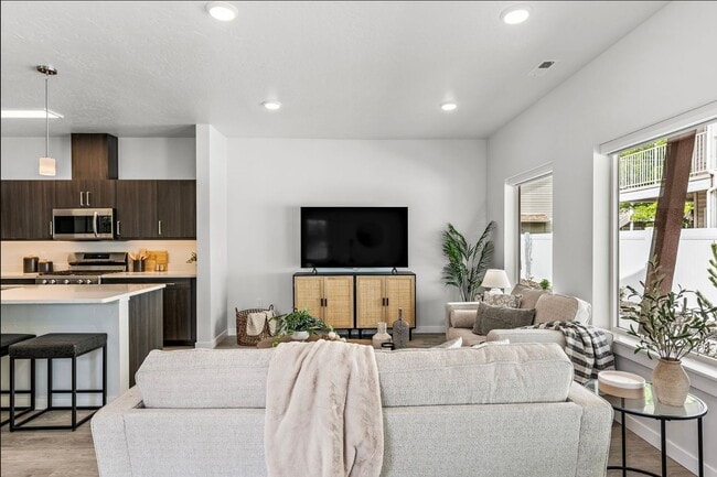 Building Photo - Boise 3 Bed 2.5 Bath 2 Car Garage Townhome AVAILABLE NOW!  $500 RENT CREDIT AT MOVE IN!