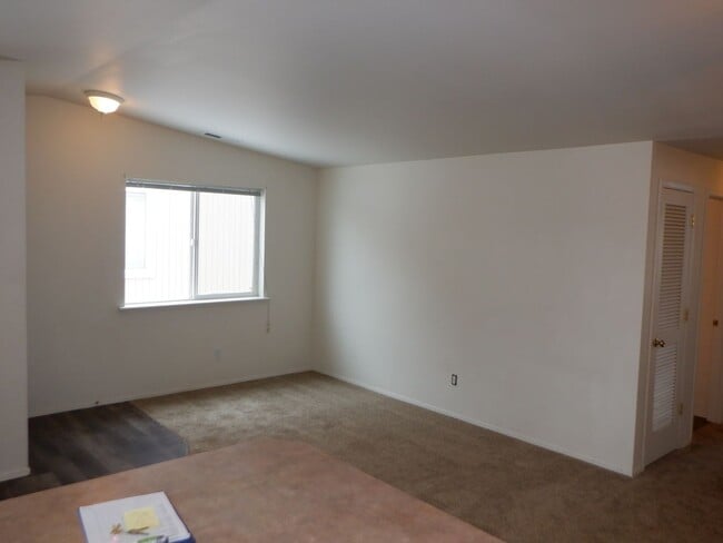 Building Photo - Single Level 2 Bed/2 Bath Unit with Garage...